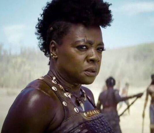 A Mulher Rei permanece na liderança da bilheteria brasileira