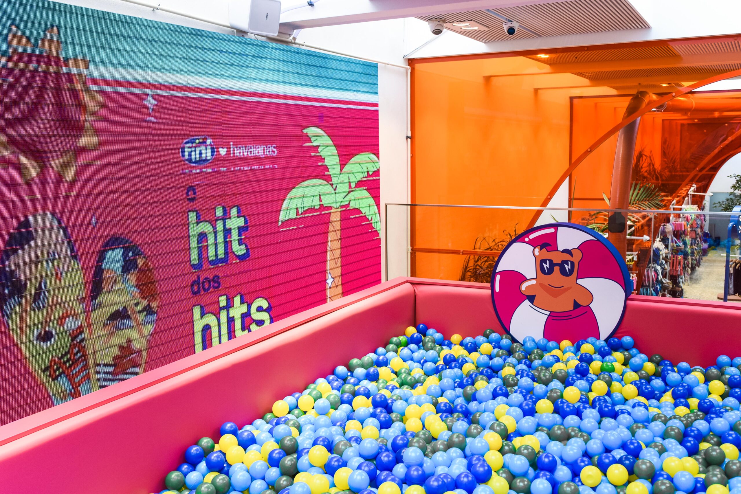 Havaianas cria piscina de bolinhas com Fini em loja Conceito de São Paulo