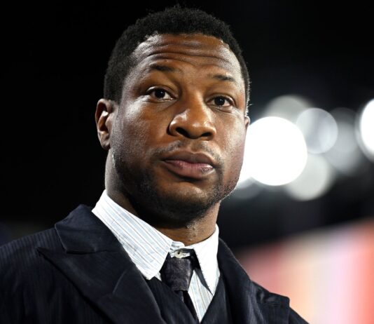 Jonathan Majors fala sobre troca de Kang por Doutor Destino em Vingadores 5