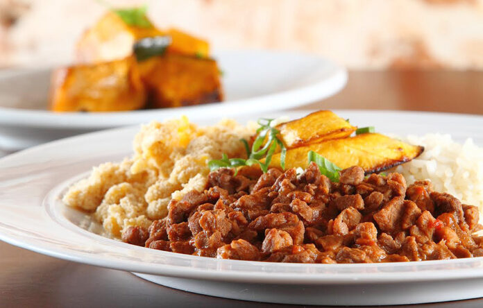 Picadinho de Carne com Farofa de Pã