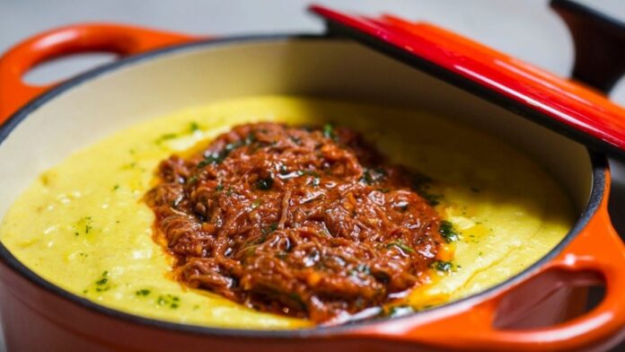 Polenta de Queijo com Ragu de Carne