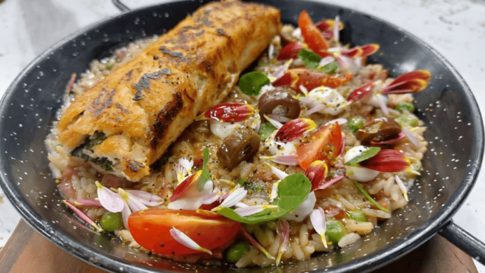 Receita de Paillard de Frango Recheado e Arroz com Linguiça e Ervilha