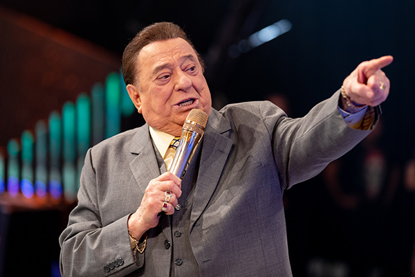 Raul Gil terá Geraldo Luís e Kell Smith neste sábado