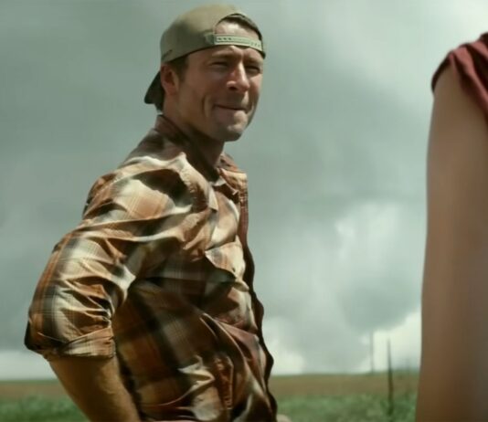 Estrelado por Glen Powell e Daisy Edgar-Jones , Twisters chega no catálogo da Max