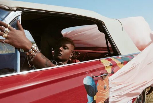 No Conversa com Bial, cantora Liniker lança o álbum Caju