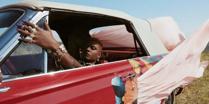 Liniker lança o álbum 'Caju' no ‘Conversa com Bial’