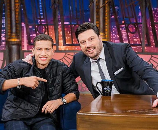 No The Noite de hoje, 29/08, Danilo Gentili entrevista o cantor Manim Vaqueiro