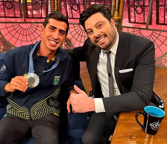 No The Noite, Danilo Gentili recebe Caio Bonfim, vencedor da medalha de prata nos Jogos Olímpicos de Paris 2024