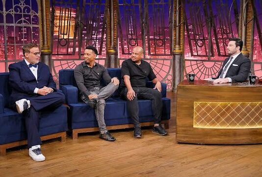 No The Noite, Danilo Gentili recebe os convidados Gil e Rosinei