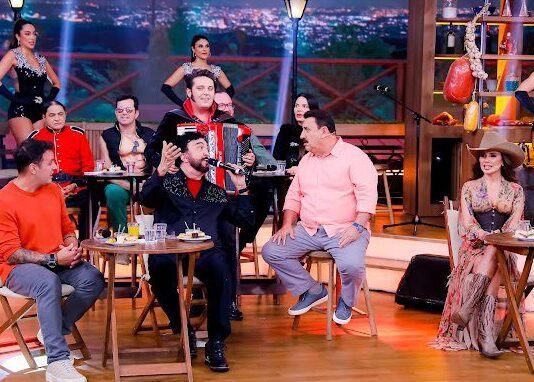 Programa do Ratinho faz homenagem para Paula Fernandes e Luiz Ayrão no Boteco