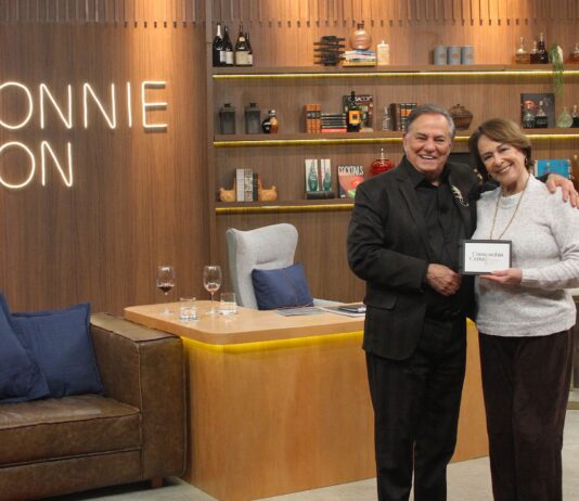 Ronnie Von recebe Nívea Maria na estreia do Companhia Certa