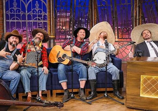 No The Noite, Danilo Gentili recebe Tião e os Bravos com suas musicais descontraídas