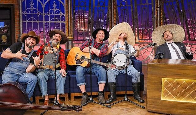 No The Noite, Danilo Gentili recebe Tião e os Bravos com suas musicais descontraídas