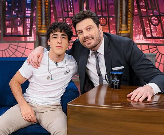 No The Noite de hoje, Danilo Gentili recebe o cantor sertanejo Enzo Rabelo