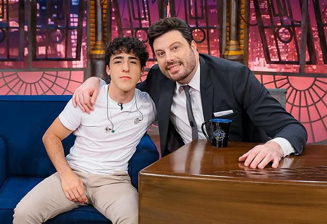 No The Noite de hoje, Danilo Gentili recebe o cantor sertanejo Enzo Rabelo