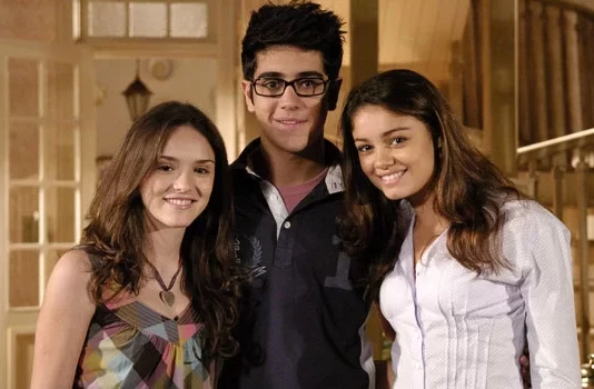 Resumo da novela Caras e Bocas de terça, 15/04/2025