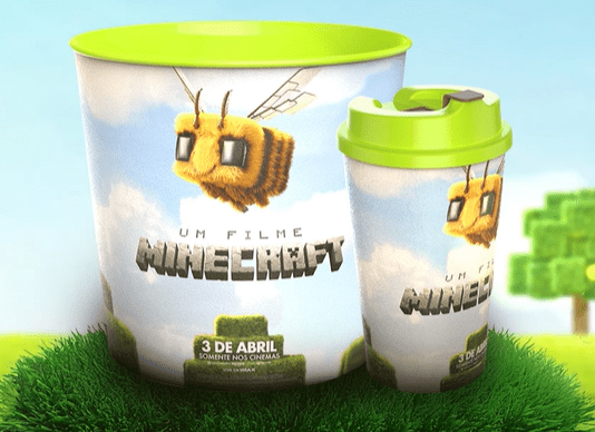 Cinesystem lança combo exclusivo de Um Filme Minecraft com balde e copo temáticos
