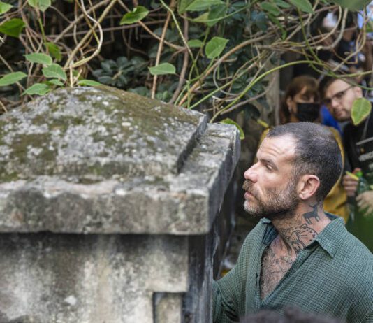 Mistério, FBI e pomada branca: Série documental A Mulher da Casa Abandonada ganha data de estreia no Prime Video