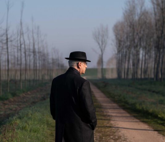 A Graça de Sorrentino chega a Veneza com estreia mundial — e distribuição global pela MUBI