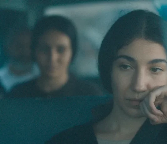 Crítica | A Mulher que Nunca Existiu: quando desaparecer é a única maneira de existir