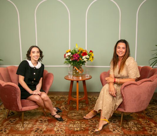 Amandha Lee revisita trajetória com arte, disciplina e superação em entrevista ao podcast “Que Não Saia Daqui”