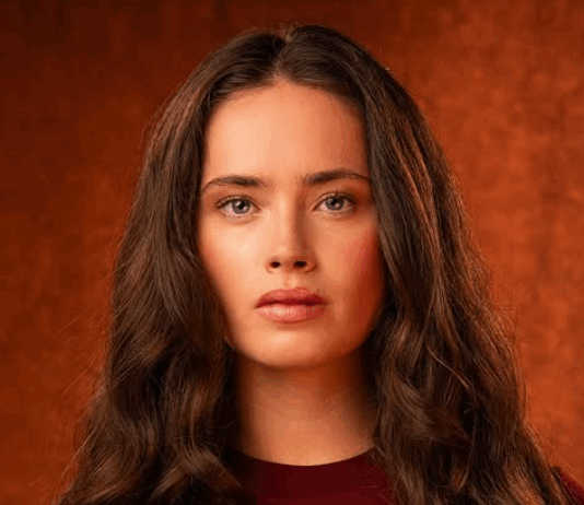 Mia Carragher, filha de Jamie Carragher, assume papel de Katniss Everdeen em nova adaptação teatral de “Jogos Vorazes”