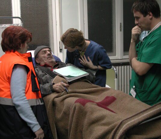 “A Morte do Sr. Lazarescu” chega ao Reserva Imovision e mostra um retrato brutal da desumanização no sistema de saúde