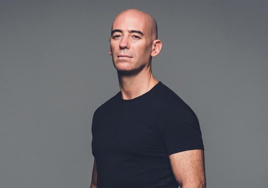 DJ Fudge lança “Sin Freno”: batida latina eletrônica celebra liberdade, força e atitude nas pistas