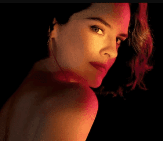 “Emmanuelle” estreia nos cinemas com nova pele, nova voz — e o mesmo desejo de liberdade