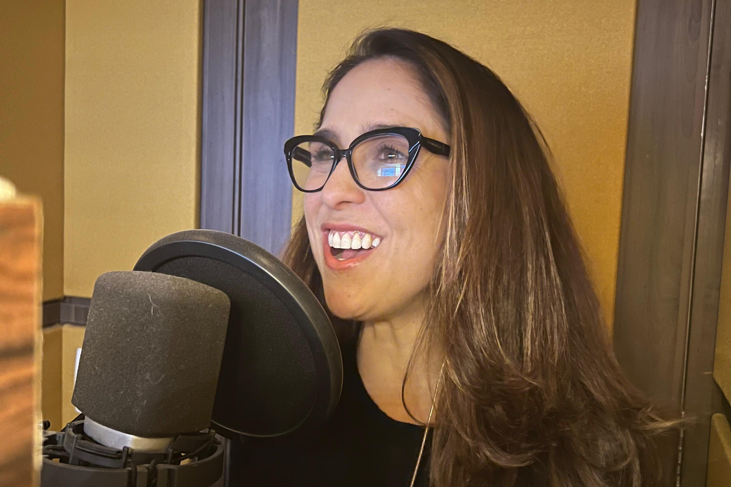 Fernanda Baronne empresta voz à destemida Smurf francesa em nova aventura dos Smurfs nos cinemas