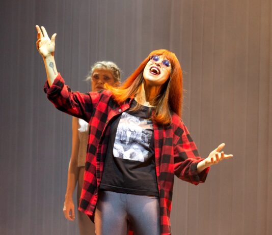 Rita Lee ganha homenagem emocionante em Manaus com espetáculo estrelado por Mel Lisboa