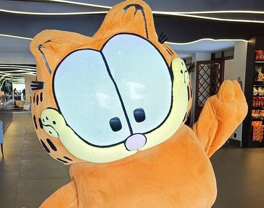 Garfield desembarca no Tietê Plaza com uma doceria gigante e muita diversão nas férias