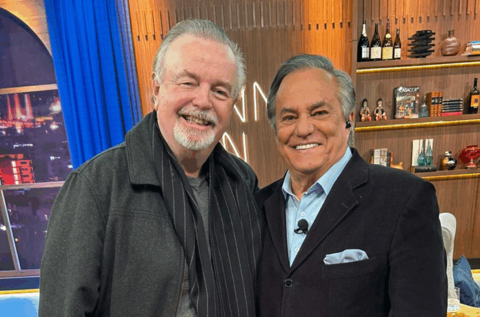 Marcelo Mansfield relembra trajetória no humor e anuncia peça comemorativa no programa Companhia Certa