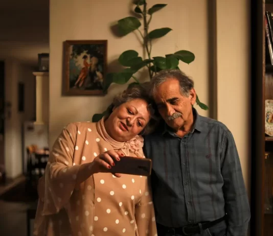 Crítica | Meu Bolo Favorito apresenta delicadeza e coragem no retrato do amor maduro em pleno Teerã