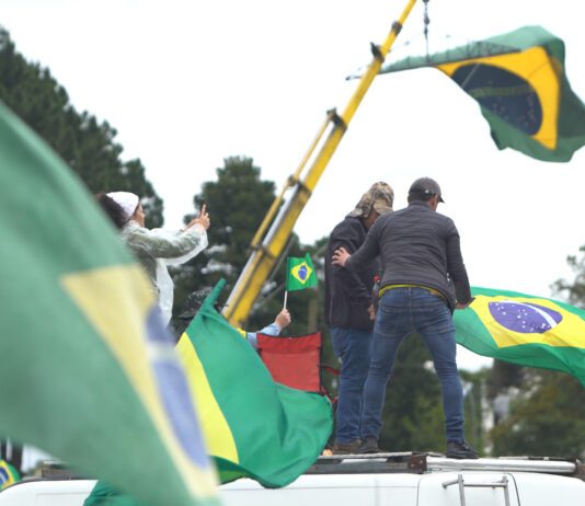 “No Céu da Pátria Nesse Instante” | Documentário de Sandra Kogut sobre a tensão da democracia brasileira lança pôster oficial