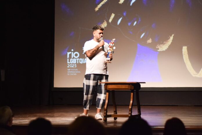 No-palco-com-o-premio-o-diretor-Bruno-Costa-agradeceu-toda-a-equipe-de-producao-e-elenco-evidenciando-todos-os-surdos-que-atuaram-e-produziram-no-longa-premiado--Cred.-Jose-Barra-