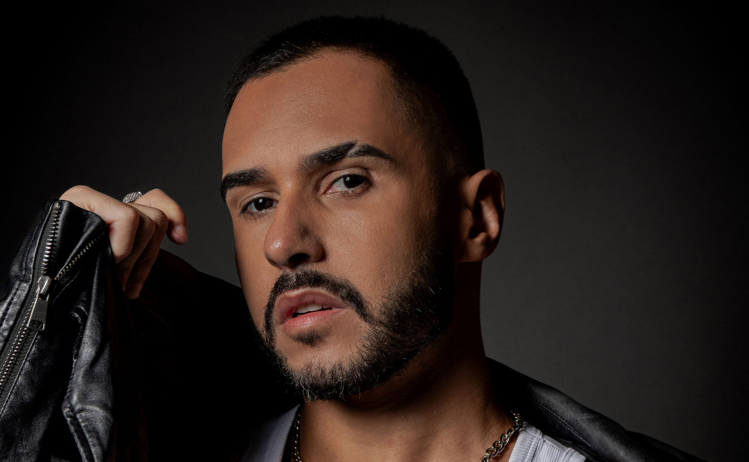 Rodrigo Tardelli fala sobre o impacto e os desafios da websérie “Estranho Jeito de Amar”