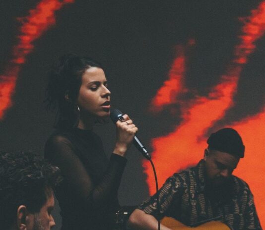 Louise França canta “Risoflora” e reencontra Chico Science em estreia emocionante no Replay Da Lama ao Caos