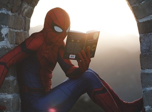 Muita ação no Set! Homem-Aranha: Um Novo Dia revela cena com polícia e capotamento de carro