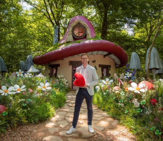 Airbnb leva fãs para viver como Smurfs por um dia na floresta belga!