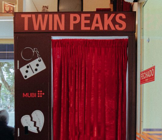 Brasil lidera audiência global de Twin Peaks na MUBI e celebra 35 anos da série com ativações imersivas em São Paulo