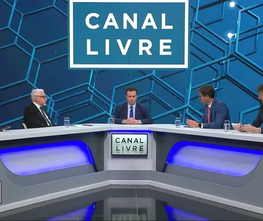 Canal Livre de hoje (10) recebe Gilberto Kassab para debater crise política após prisão domiciliar de Jair Bolsonaro