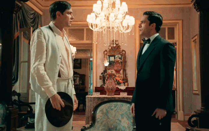 Candinho (Sergio Guizé) pergunta por que Celso (Rainer Cadete) mentiu para Samir (Davi Malizia) em Êta Mundo Melhor! — Foto Globo