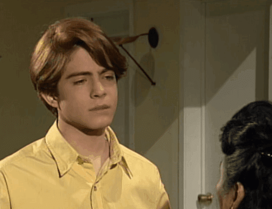 Resumo da novela Maria do Bairro de quarta (27/08) – Nandinho ameaça rapaz enquanto Agripina luta pela vida