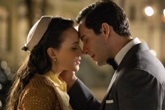 Estela e Celso reatam namoro