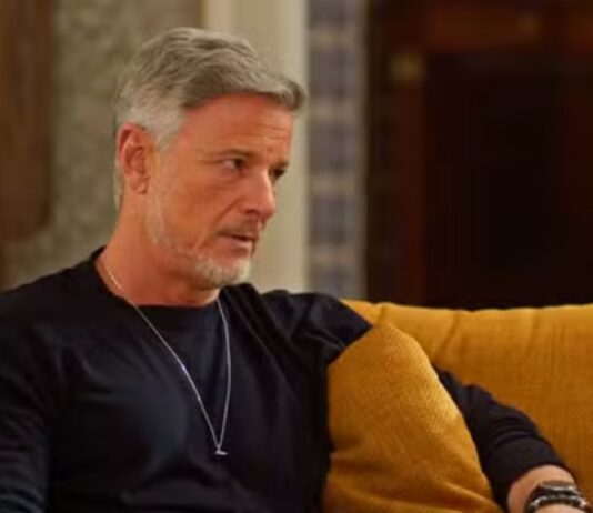 Resumo da novela Dona de Mim de segunda (11/08): Jaques orienta Ricardo a demitir Katinha