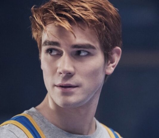 KJ Apa revela segredos dos bastidores de Riverdale e fala sobre convivência intensa no elenco