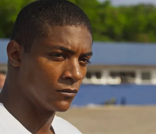 Resumo da novela Dona de Mim de hoje (11): Marlon e Palmeira invadem batalha de rimas para impedir Ryan