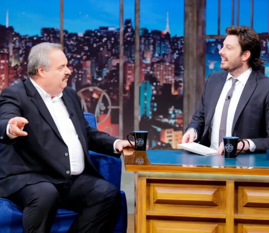 The Noite com Danilo Gentili desta sexta (29) recebe Gilberto Barros em bate-papo repleto de nostalgia, humor e histórias marcantes