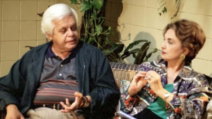 Zuleika sugere a Rômulo que Paula está grávida